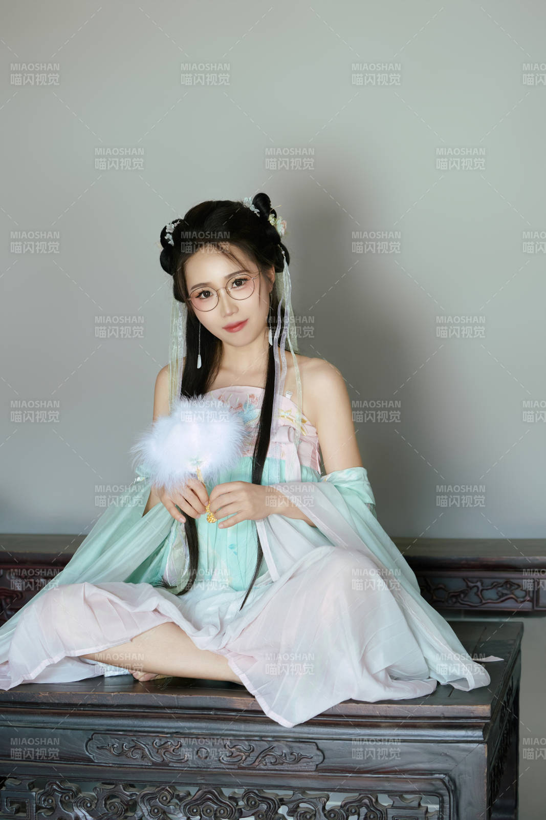 穿著漢服在古城拍照的東方美女