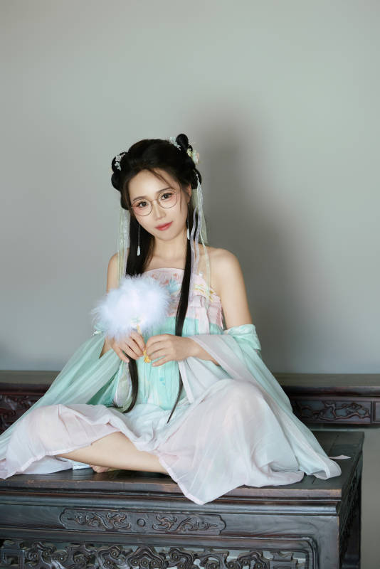 穿着汉服在古城拍照的东方美女