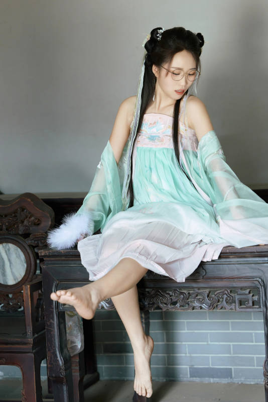 穿着汉服在古城拍照的东方美女