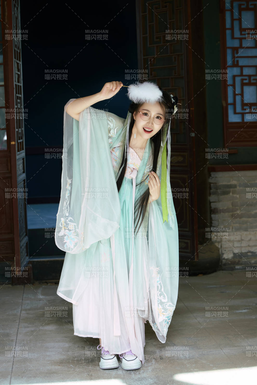 穿着汉服在古城拍照的东方美女