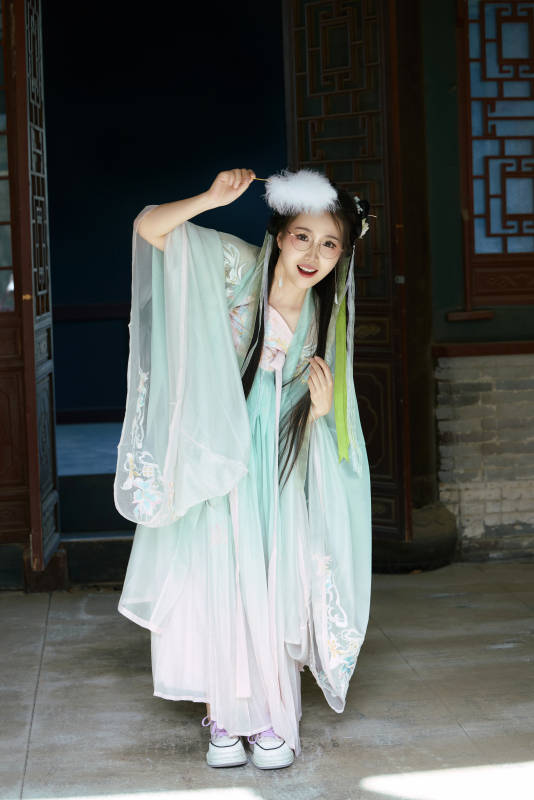 穿着汉服在古城拍照的东方美女