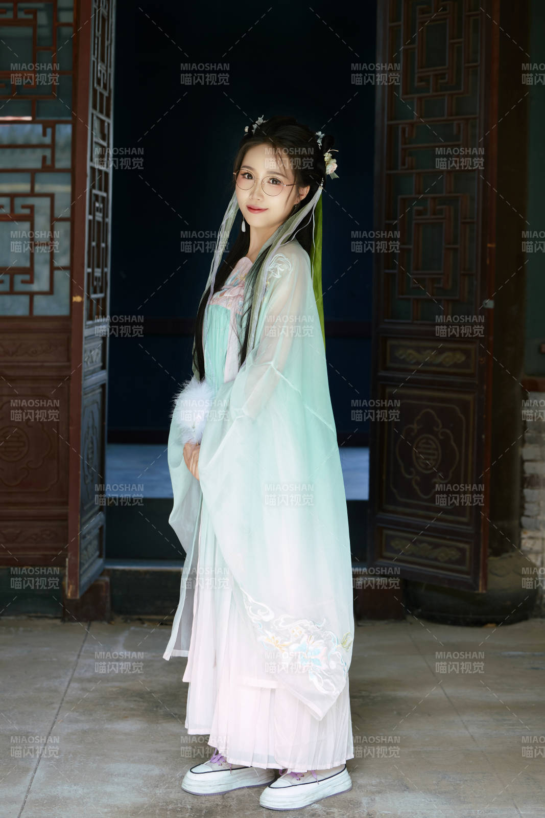 穿着汉服在古城拍照的东方美女