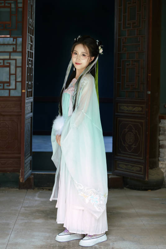 穿着汉服在古城拍照的东方美女