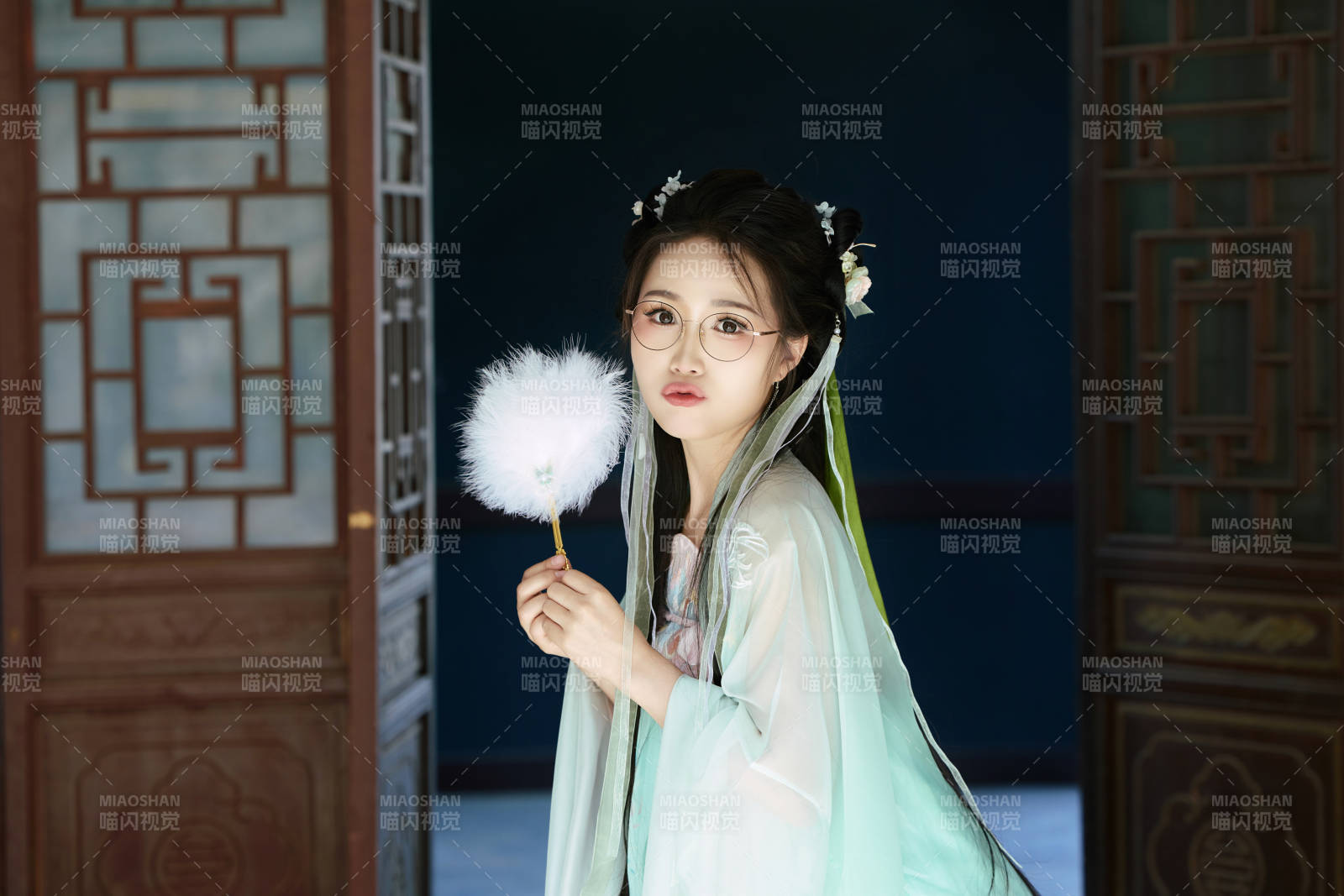 穿著漢服在古城拍照的東方美女