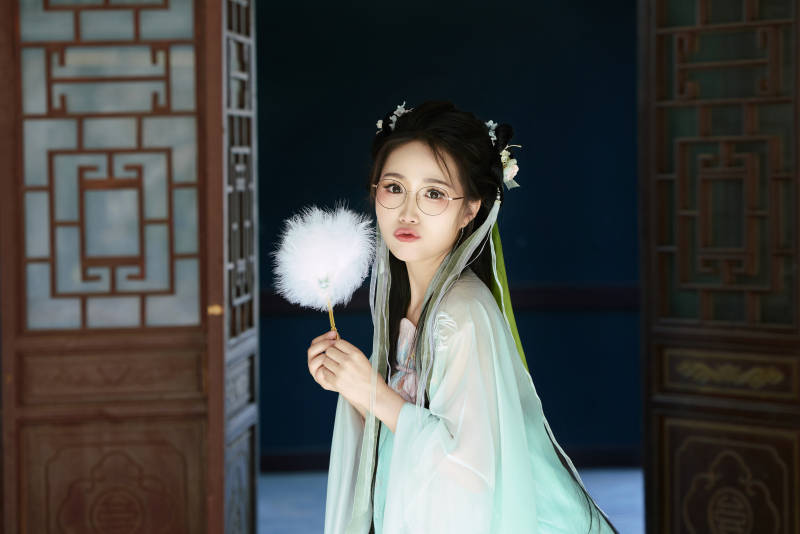 穿着汉服在古城拍照的东方美女