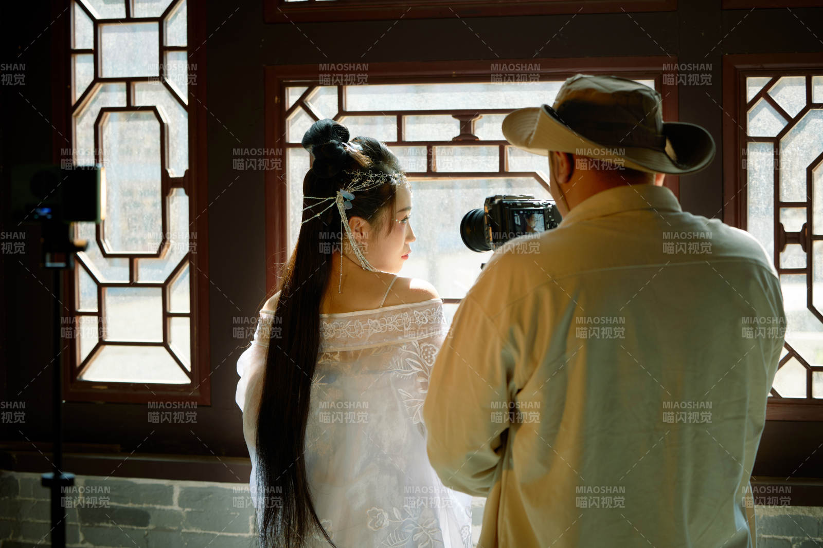 穿着汉服在古城拍照的东方美女