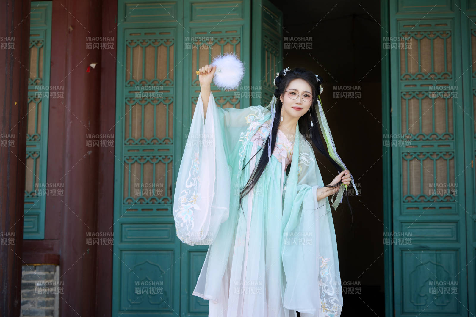 穿着汉服在古城拍照的东方美女