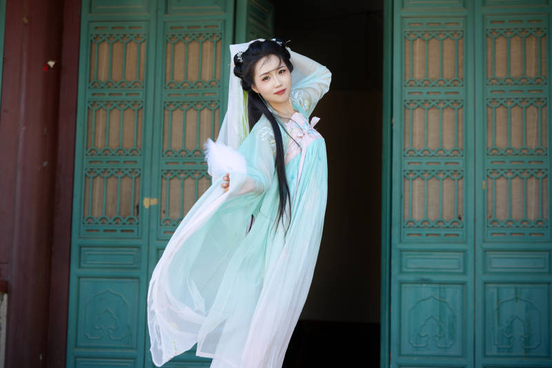 穿着汉服在古城拍照的东方美女