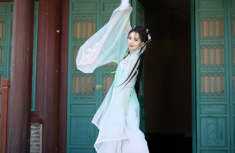 穿着汉服在古城拍照的东方美女