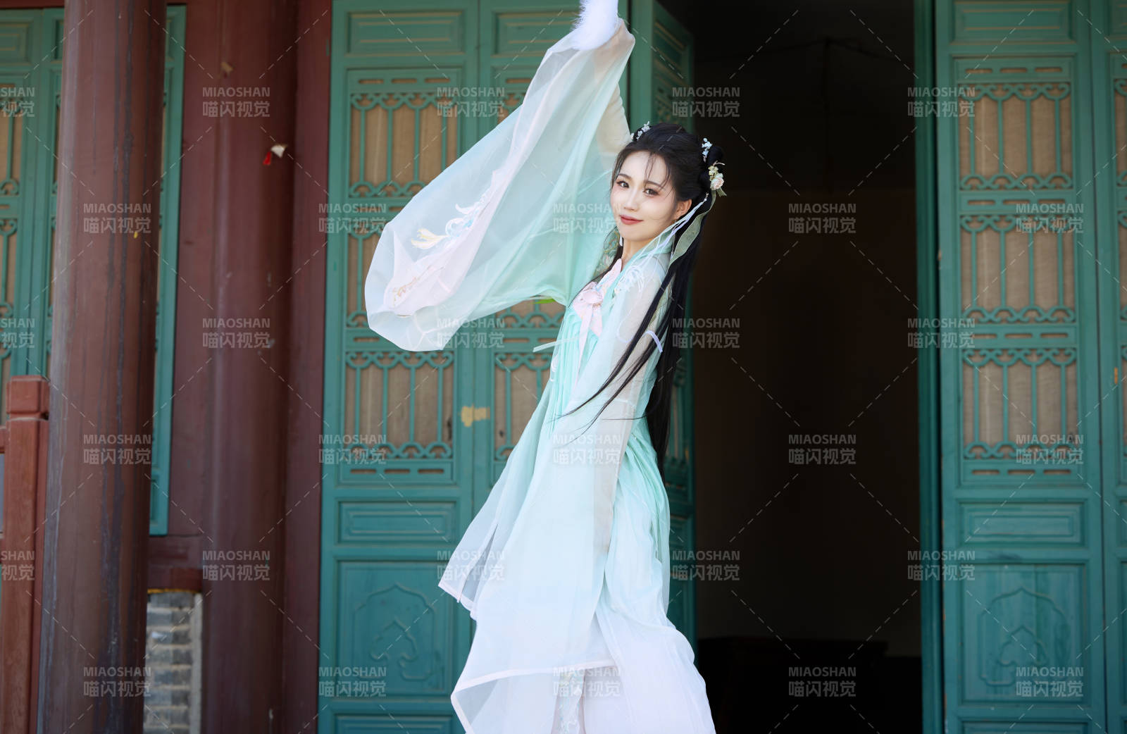 穿着汉服在古城拍照的东方美女