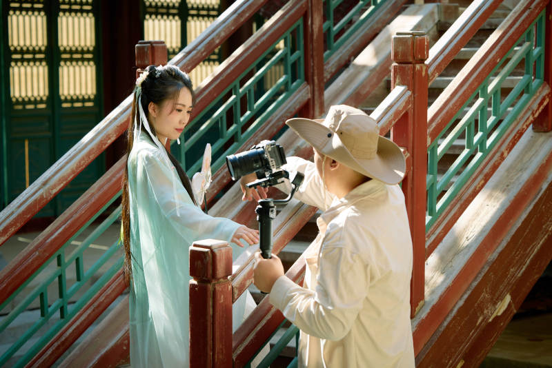 穿着汉服在古城拍照的东方美女