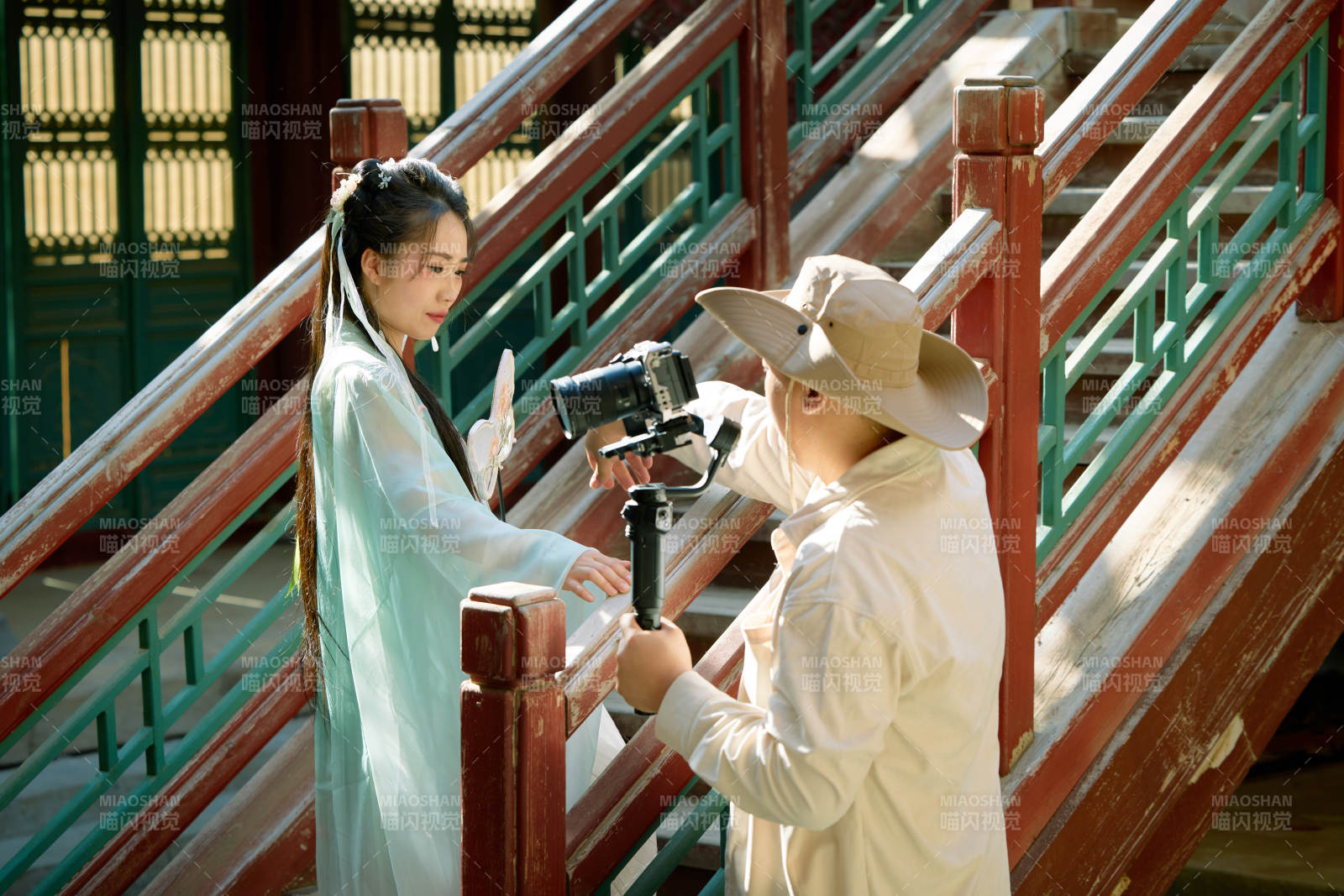 穿着汉服在古城拍照的东方美女