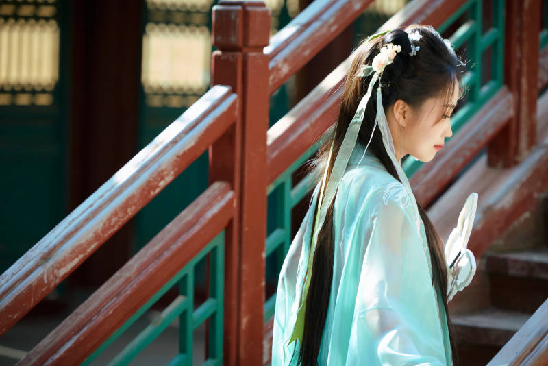 穿着汉服在古城拍照的东方美女