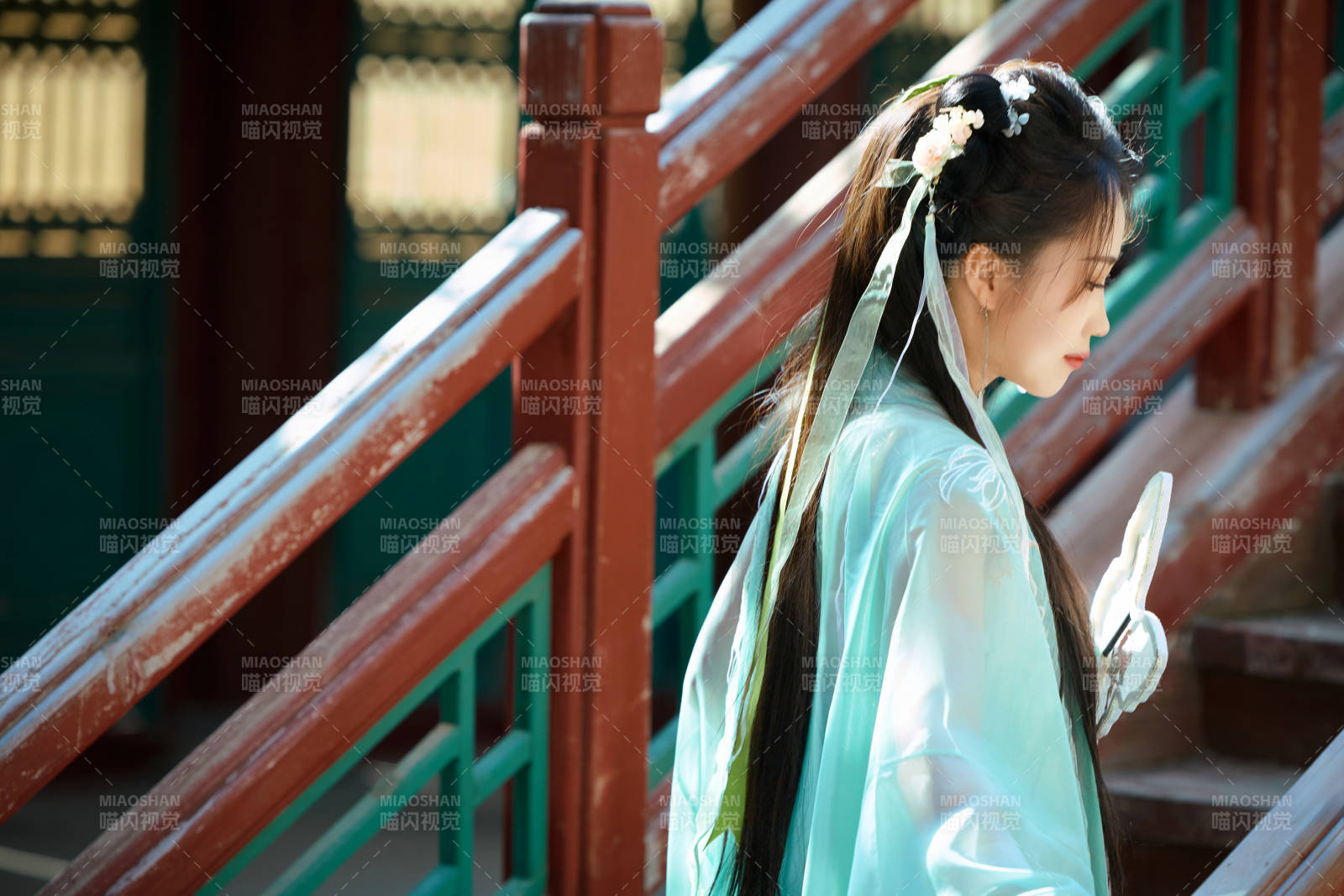 穿著漢服在古城拍照的東方美女