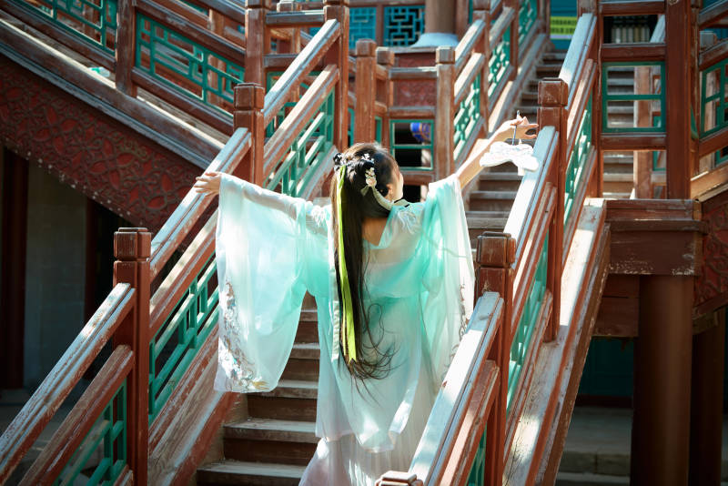 穿着汉服在古城拍照的东方美女