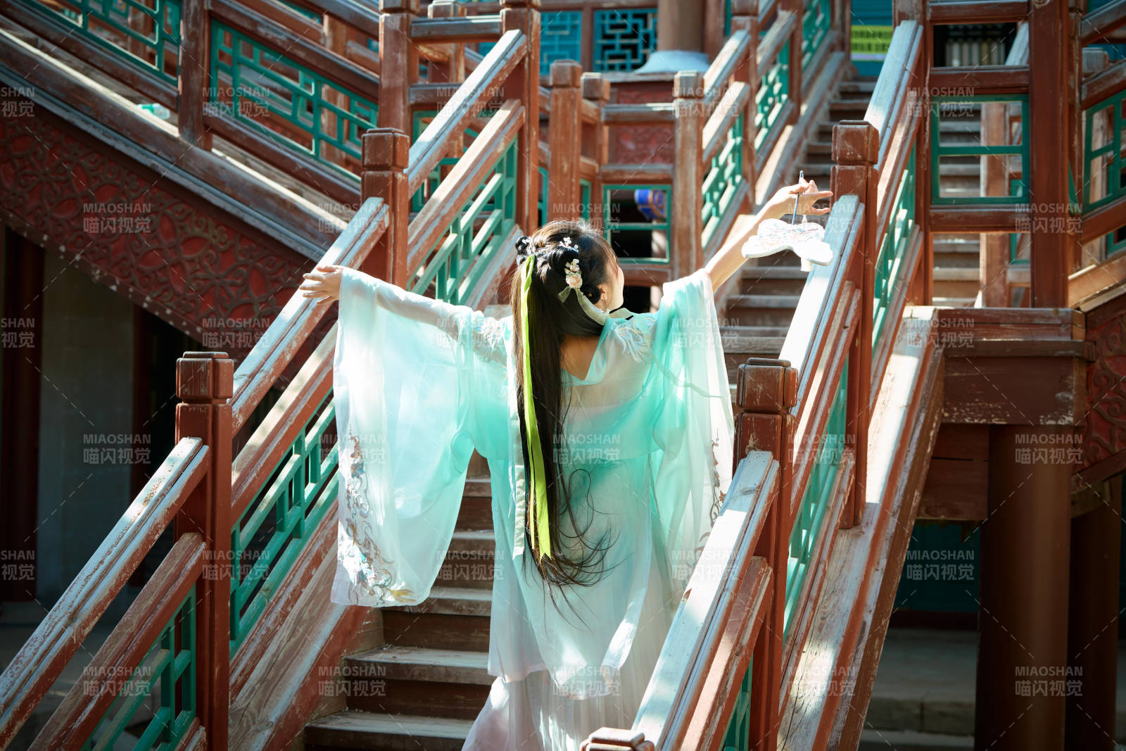 穿着汉服在古城拍照的东方美女