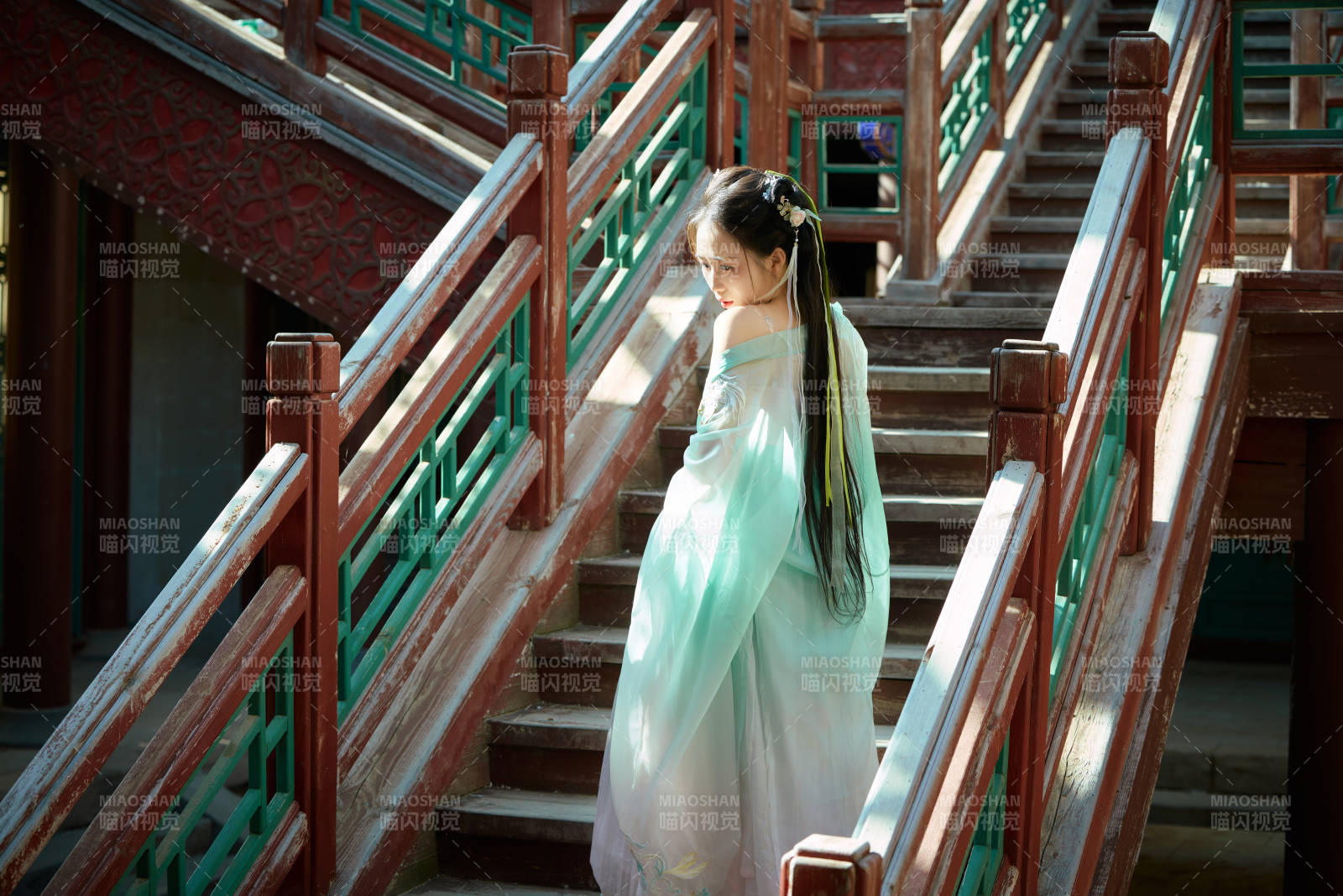 穿著漢服在古城拍照的東方美女
