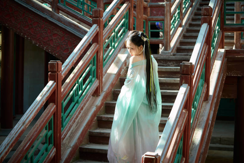穿着汉服在古城拍照的东方美女