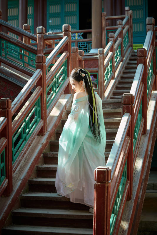 穿着汉服在古城拍照的东方美女