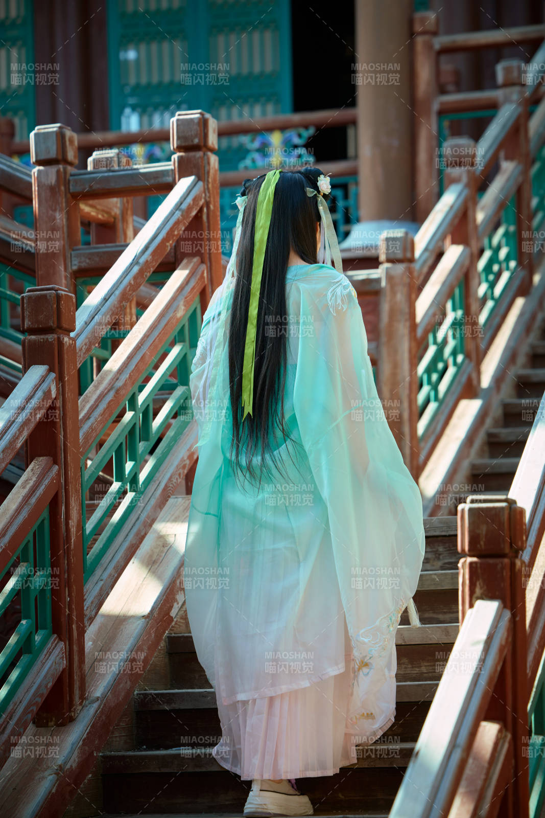 穿着汉服在古城拍照的东方美女