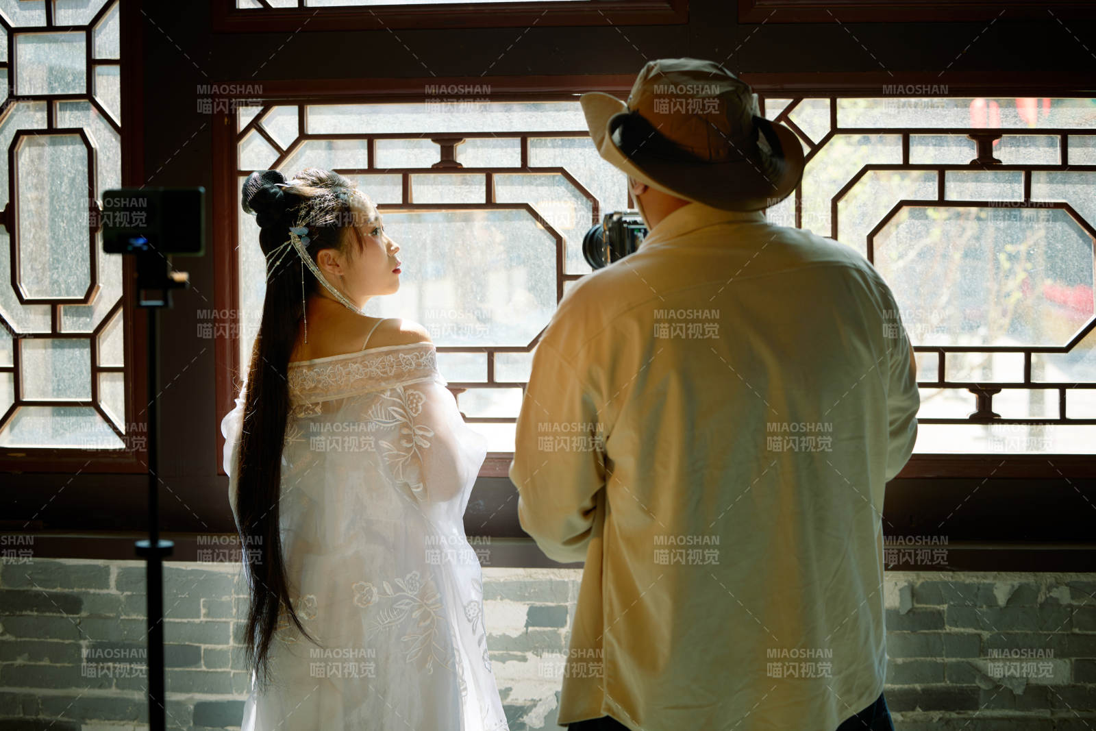 穿着汉服在古城拍照的东方美女