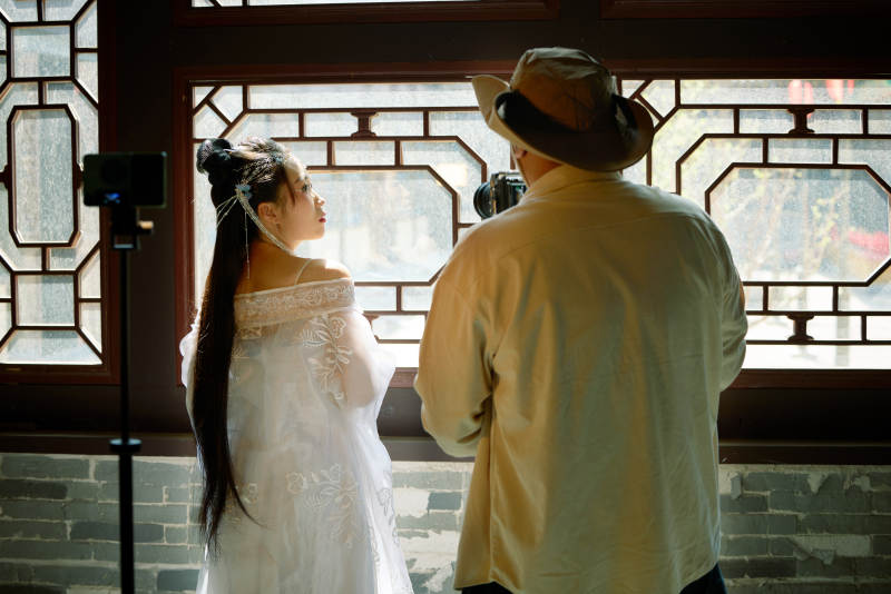 穿着汉服在古城拍照的东方美女