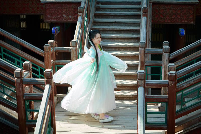 穿着汉服在古城拍照的东方美女