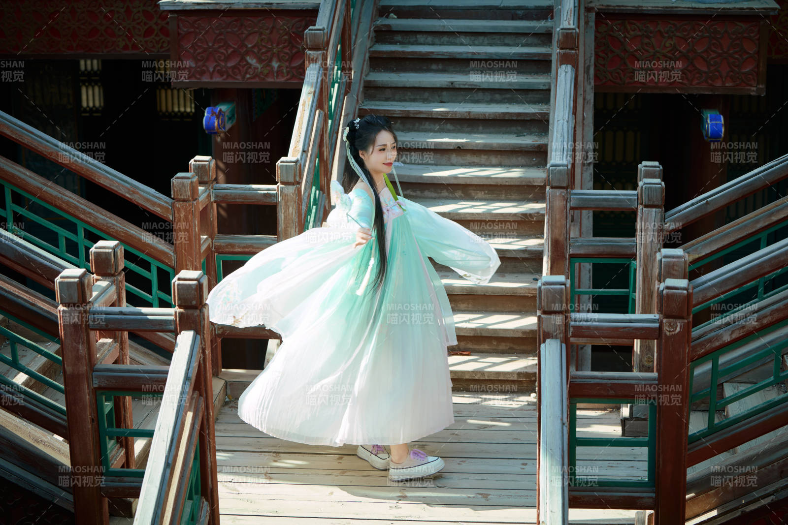 穿着汉服在古城拍照的东方美女