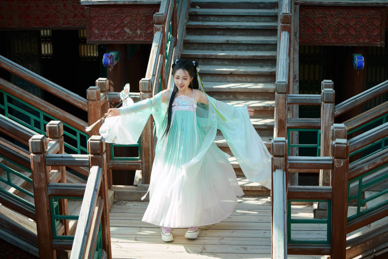 穿着汉服在古城拍照的东方美女