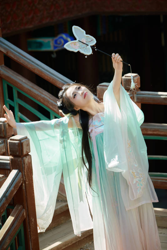 穿著漢服在古城拍照的東方美女