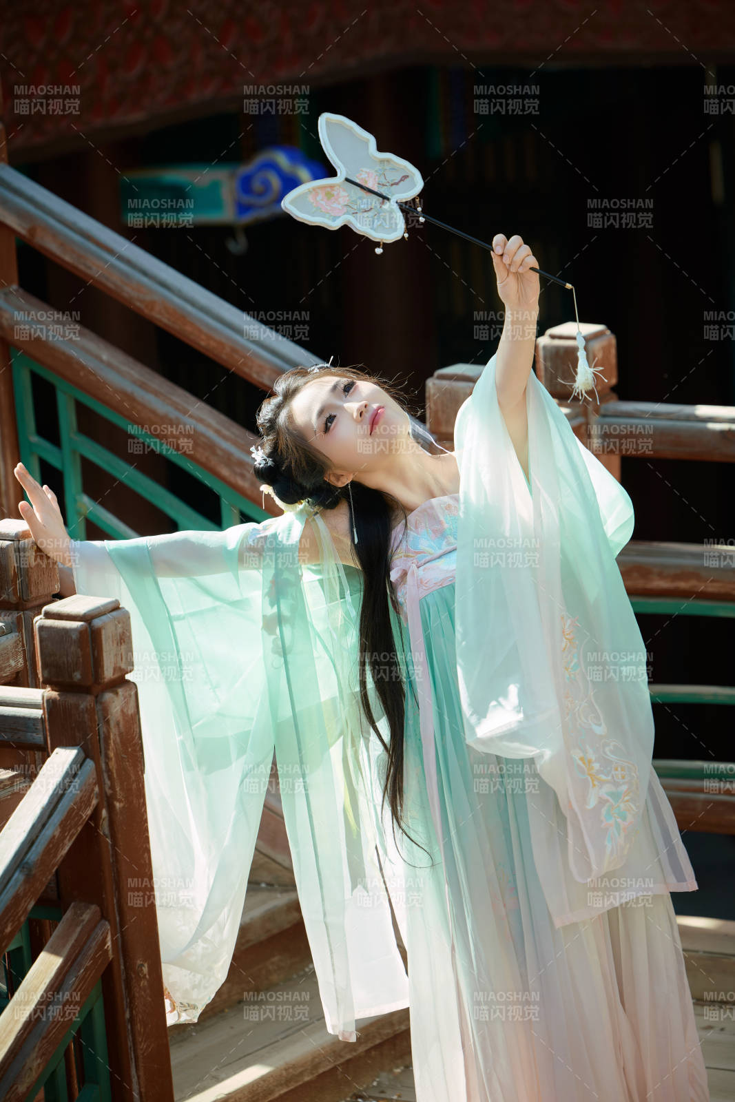 穿著漢服在古城拍照的東方美女