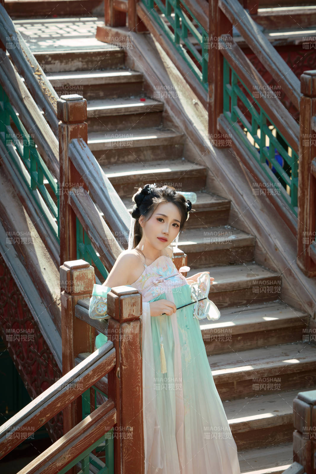 穿着汉服在古城拍照的东方美女