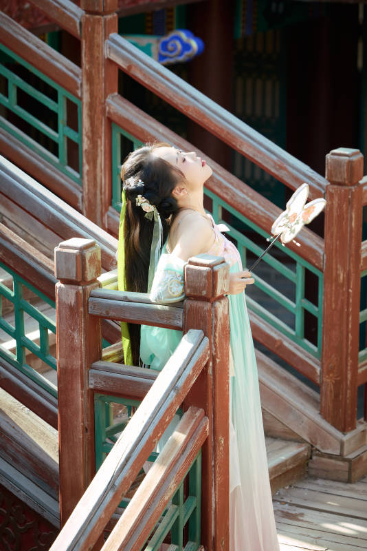 穿着汉服在古城拍照的东方美女