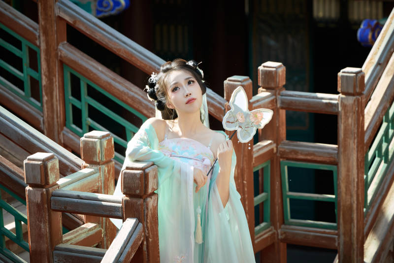 穿着汉服在古城拍照的东方美女