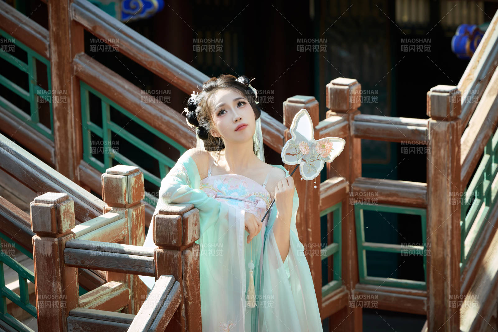 穿着汉服在古城拍照的东方美女