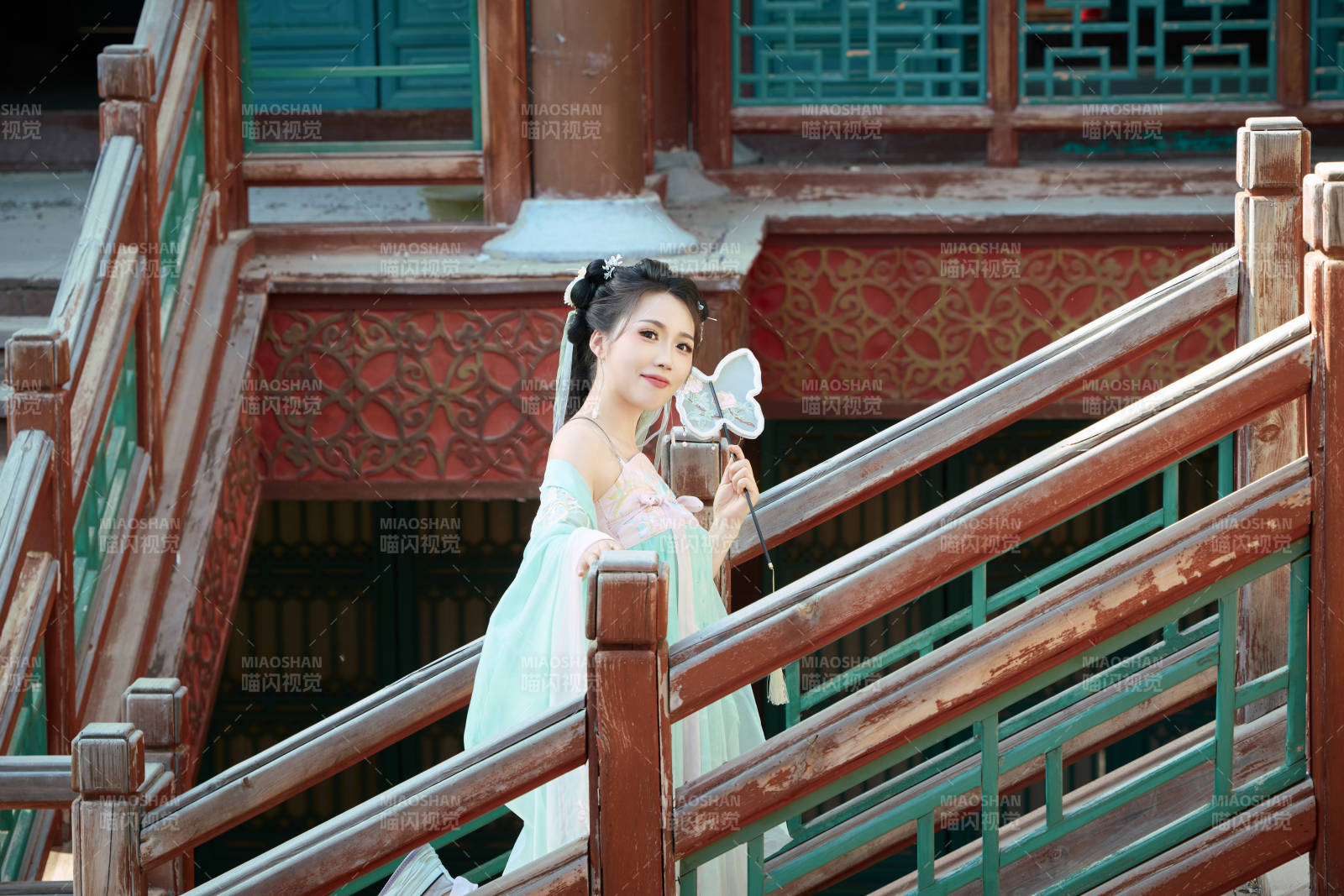 穿着汉服在古城拍照的东方美女