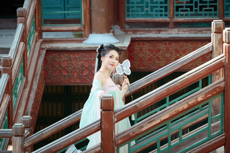 穿着汉服在古城拍照的东方美女