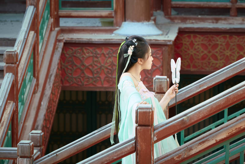 穿着汉服在古城拍照的东方美女