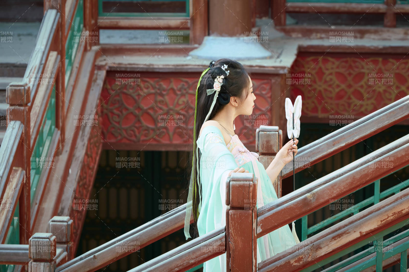 穿著漢服在古城拍照的東方美女