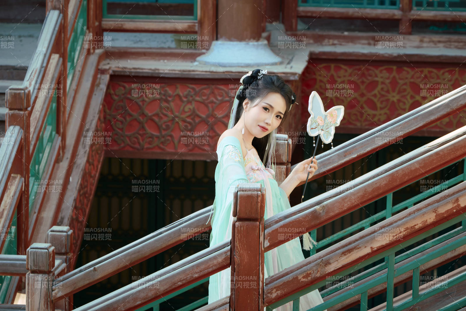 穿着汉服在古城拍照的东方美女