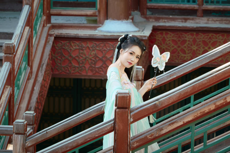 穿着汉服在古城拍照的东方美女