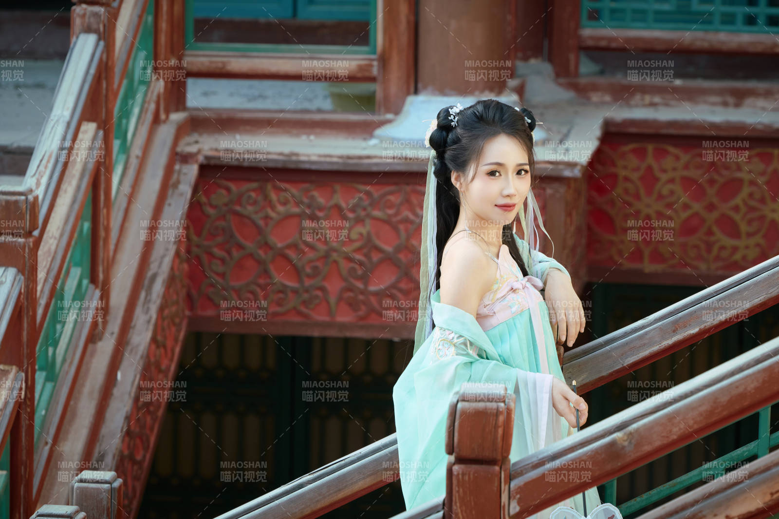 穿着汉服在古城拍照的东方美女图片