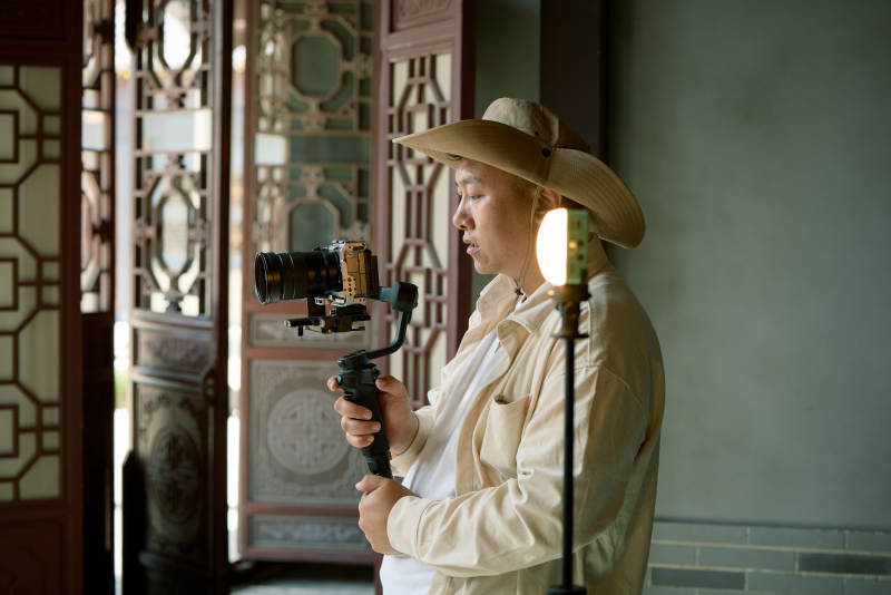 穿着汉服在古城拍照的东方美女