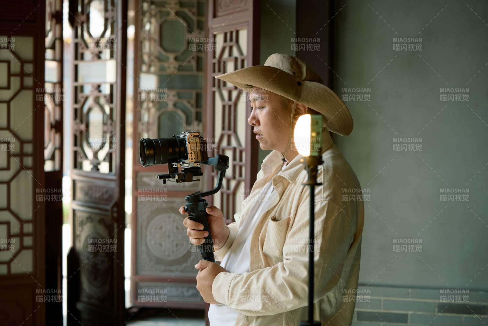 穿着汉服在古城拍照的东方美女