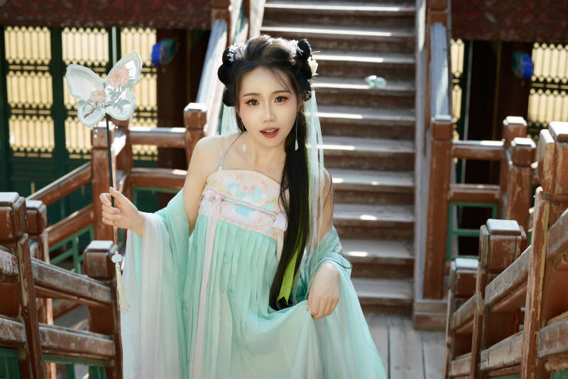 穿着汉服在古城拍照的东方美女