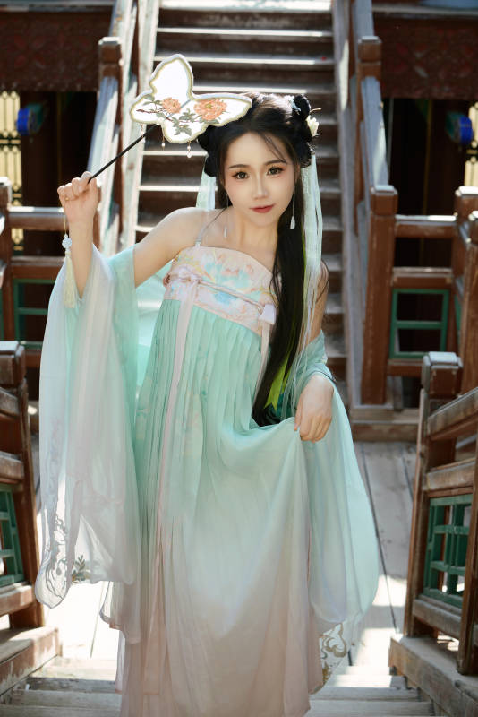 穿著漢服在古城拍照的東方美女