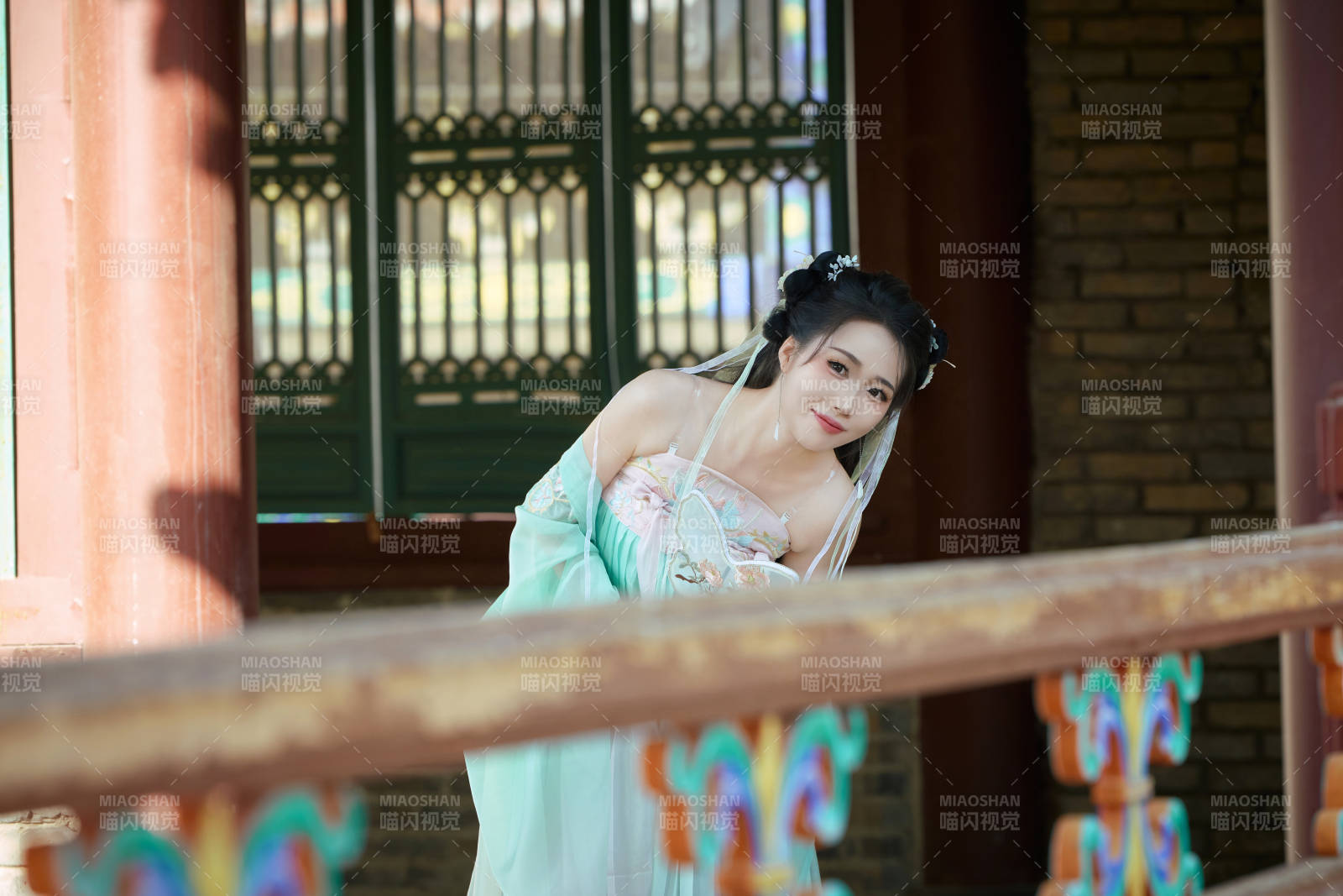 穿着汉服在古城拍照的东方美女