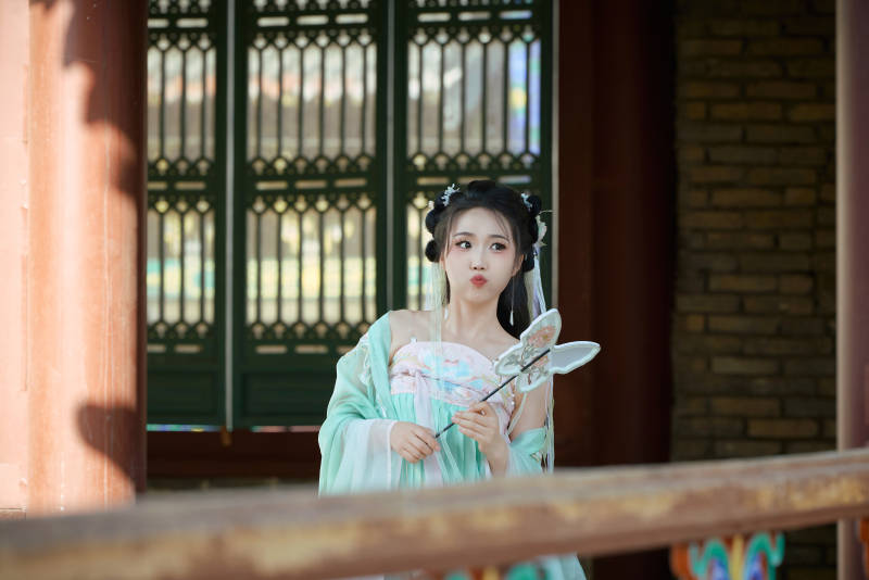 穿着汉服在古城拍照的东方美女