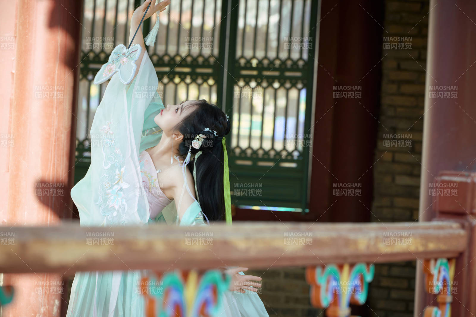 穿着汉服在古城拍照的东方美女