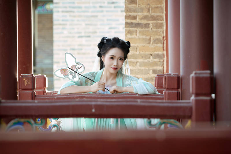 穿着汉服在古城拍照的东方美女